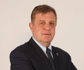 
Единият хеликоптер е Кугър, а другият Ми-17. Хеликоптерът Кугър може да пренесе на един курс максимум 1 тон вода. Един тон! Защо не летят и другите хеликоптери Ми-17, които пренасят по 3-3,5 тона вода? И Вие ли се питате? Ако питате политиците, те няма да Ви отговорят. Затова ще Ви отговоря аз. Защото от февруари 2022 година пишман евроатлантиците ни не ги поддържат. Защото са руски, т.е. вражески и не трябва да харчат пари, за да ги дават на Путин – както ще Ви кажат, защото Путин воюва с братска Украйна. Не ги поддържат, макар че имаме българско държавно предприятие на Министерството на отбраната – ТЕРЕМ Летец София, ако перифразирам бившия премиер, академик по миялни препарати, „Може България да изгори, но важното е Путин да загуби, дава конкретни примери бившият военен министър.
