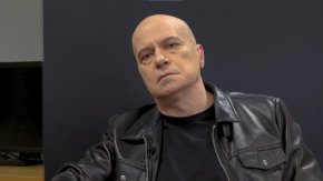 
"Демократична България" са заложници на болните амбиции и инфантилизма на Кирил Петков. Това заяви в профила си във Facebook лидерът на "Има такъв народ" Слави Трифонов.