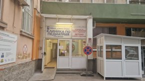 
По информация от болницата детето не е засегнато от мълнията. То е контактно, но е много уплашено, тъй като е престояло няколко часа само в планината. Заради изживения шок, с него работи психолог. Момчето ще остане за наблюдение в болницата няколко дни.