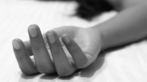 
Сигналът за лежаща в безпомощно състояние жена е получен около 20 часа в събота. Пристигналите медици от Спешната помощ са установили, че тя е починала, а по тялото ѝ имало следи от пробождания. 
