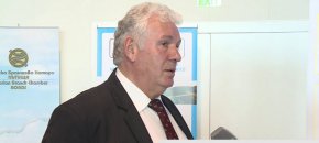 Метрополитен ЕАД е единственото общинско дружество със сменено ръководство, което въпреки решението на СОС и задължителното за изпълнение съдебно решение отказва да впише новите си шефове. Това е "незаконосъобразно", както обича да казва кметът на София. Дали той и неговият гуру Борис Бонев дават гръб за беззаконието не е ясно, но явно в дружеството продължават да се чувстват като държава в държавата.
