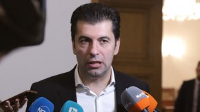 
"Оценката ми, към Калин Стоянов особено, е под всякаква критика. Страхът ми с Калин Стоянов е, че изборите няма да бъдат честни, както не бяха и последния път".