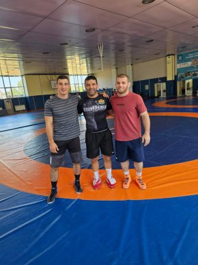 
Олимпийските ни шампиони С.Новиков и М.Рамазанов вече тренират. 2 дни след завръщането си от Париж те са в залата ва комплекса Диана. И не спират, хвали ги нац.треньорът на отбора ни при жените П.Касабов.