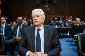 Публикацията се позовава на това, че Уилям Бърнс е заснет вчера да влиза в парламента на Косово