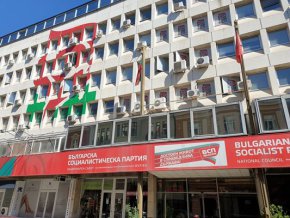 Прилагаме този отказ, където ясно е посочена причината, поради която партията втори месец не получава субсидия. И причината има име - Корнелия Нинова.
