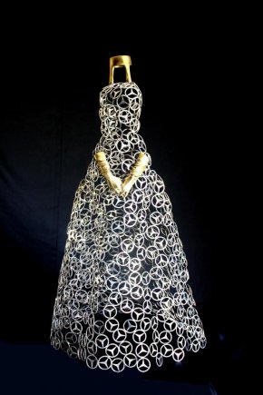  Представят стоманени рокли в нова изложба