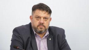 "БСП ще се яви на парламентарните избори в коалиция: „БСП-ОБЕДИНЕНА ЛЕВИЦА“
Внесените днес в ЦИК документи за регистрация на БСП от Свиленски и Ченчев – лица, които вече не са членове на БСП, представляващи Корнелия Нинова, която вече не е нито председател, нито член на БСП, с подписка, която не е събрана от легитимните местни структури на партията, е опит съзнателно да се навреди както на БСП, така и на широката лява коалиция.