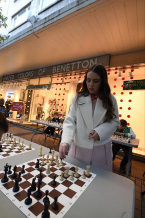 Benetton България организира шахматен турнир за деца със специалното участие на Нургюл Салимова 