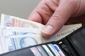Минималната заплата за страната вече е 1077 лева