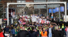 Сръбски студенти блокираха пътно кръстовище в Белград, за да увеличат натиска върху Вучич