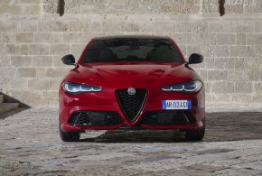 Alfa Romeo отстъпва, но не преминава изцяло на електричество