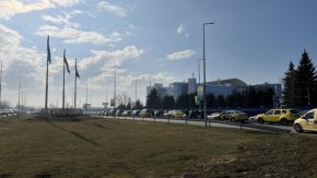 Таксиметровите шофьори блокираха Терминал 2, остават до 22:00 часа, ако не бъдат чути