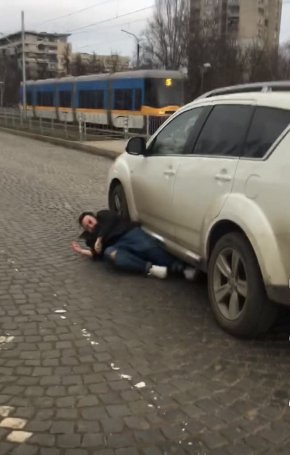 Мъж се хвърля пред коли по бул. Цар Борис' в София (видео)