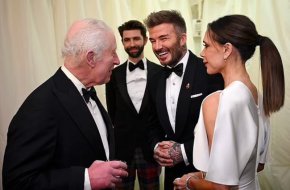   Виктория Бекъм заема централно място в оживен разговор с крал Чарлз