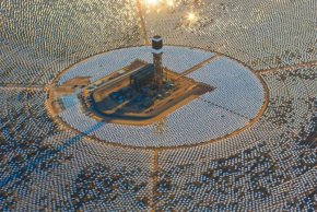 "Извънземно" огледално поле в пустинята някога е било бъдещето на слънчевата енергия. То се закрива само