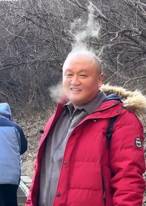 Глава на плешив мъж се запарва в мразовито време (Видео)