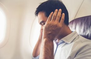 Хората с настинка са изложени на по-голям риск от спукване на тъпанчето по време на полет
