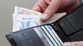 Средната заплата в София е 3388 лева, в Смолян - 1617 лева