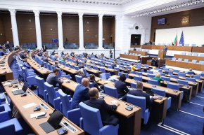 Депутатите си вдигнаха заплатите си с 800 лева
