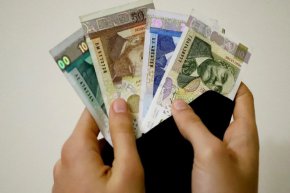 3-месечните доходи на член от домакинството нарастват до 3371 лв., а разходите - до 3033 лв. 