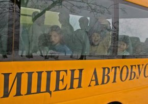 Бой между момичета в автобус в Лом, криминално проявен роднина набил едното