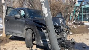 Кола удари стълб до автобусна спирка в София, има пострадали 