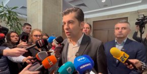 Пеевски има кандидати за регулатори през всичките партии: Кирил Петков