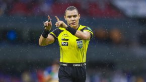 Наказаха съдия, защото поискал фланелката на Меси