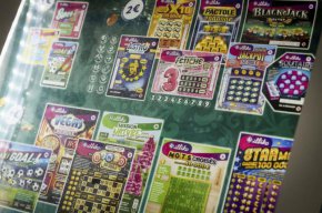 Двама бездомни удариха тотото с открадната банкова карта