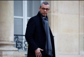 Дясната ръка на Макрон напуска след 8 г.