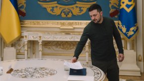 При втория опит украинският парламент прие резолюция в подкрепа на Зеленский