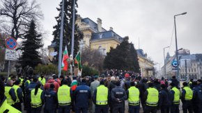 Протест на Възраждане в и пред Народното събрание за запазване на лева