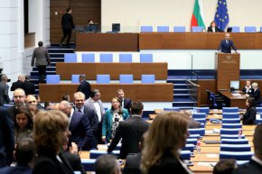 Депутати напуснаха пленарната зала, докато Костадинов чете декларация на Възраждане