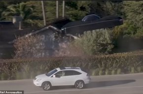 Автомобил за £235 000 прелетя над друга кола на улица в Калифорния