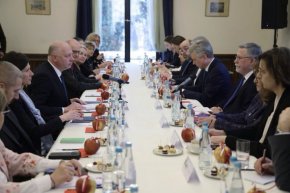 България ще продължи да подкрепя Киев: Желязков пред посланиците