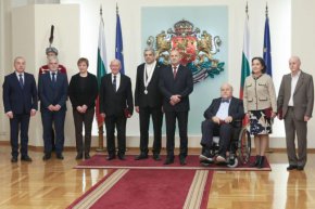   Радев удостои с държавни отличия български учени