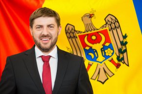 В град Тараклия, Молдова, имат университет, галерия и театър. Български