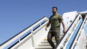 Самолетът със Зеленский кацна във военновъздушна база в САЩ