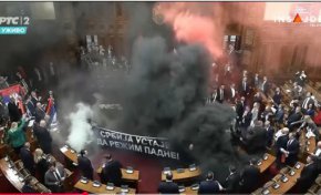 Опозиционни депутати активираха в пленарната зала димни бомби, факли и издигнаха транспарант: „Сърбия въстава, за да падне режимът“. 
