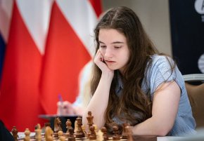 Днес тя играе с черните срещу Гулдона Каримова от Узбекистан.
