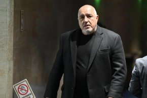 Борисов днес разясни, че мнозинството не е стабилно, тъй като се състои от диаметрално противоположни партии, събрани да приемат бюджета и да влезе България в еврозоната. 