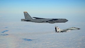 Стратегическите бомбардировачи B-52 са базирани в Авиобаза Феърфорд, Обединеното Кралство