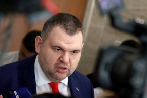 Да бъде създадена държавна хранителна верига от магазини в помещенията на пощите у нас. Това предложение направи председателят на ДПС-Ново начало Делян Пеевски в кулоарите на парламента, като обясни:

"Ще могат да си продават стоките на една държавна фирма, която ще има право да слага надценка до 10%. Нашите хора да имат най-необходимите стоки на нормални цени.

Дайте нещо да правим за българите, това призовавам колегите. Да предложим в бюджета да бъде финансирана и капитализирана една държавна компания, която да направи тези магазини, да може българските производители да продават стоките си на тази фирма, а тя да ги продава в тази верига.

Супер удобно е, пощи има навсякъде и нашите хора, които са в нужда, по места ще могат да си купуват стоките, най-необходимите, примерно до 100 вида стоки, сега ще ги уточним кои, на нормални цени. Само български производители, само български стоки".

Делян Пеевски отново изказа мнение, че България няма позиция за Украйна. 

Позициите за Украйна ще ги решат великите сили, ние нищо няма да решим, коментира още той:

"Ние не участваме въобще в решаването им. Дайте да мислим трезво. Къде поканиха България, къде ѝ поискаха мнението - никъде. Ние сме безгласна буква в тези преговори", отбеляза лидерът на ДПС -  Ново начало.