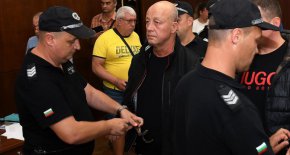 
Прокурорът поиска Искендер да остане под домашен арест. В крайна сметка състав на Окръжен съд Хасково измени мярката му в парична гаранция.