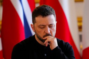 "Първите стъпки за установяване на истински мир трябва да бъдат принуждаване на единствения източник на тази война - Русия, да спре подобни атаки", написа Зеленский, цитиран от БТА.