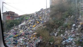 След табелата обаче били натрупани изрязани храстови клони от почистване на общинска територия.