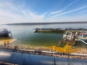 Разлив на мазни петна в Дунав