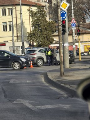 Блъснаха пешеходец на оживено кръгово кръстовище в София