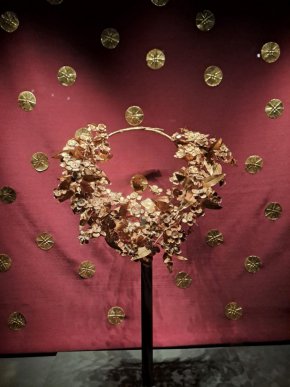  Голямото златно ковчеже и короната на Филип II Македонски в гробницата във Вергина: Фото на деня