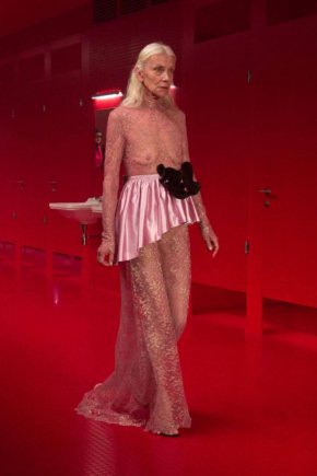   Ревюто в WC на Валентино